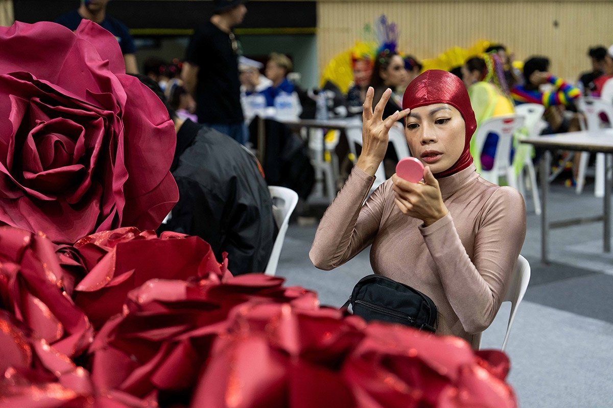 Grund zum Feiern. Eine Drag Queen bei den Vorbereitungen für die Pride Parade in Bangkok am 1. Juni