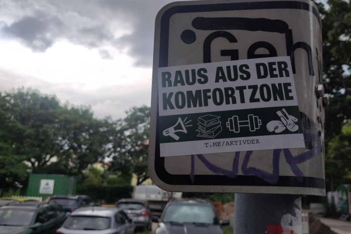 Raus aus der Komfortzone, rein in die Nazi-Aktivität. Sticker des »III. Weg« in Berlin-Pankow