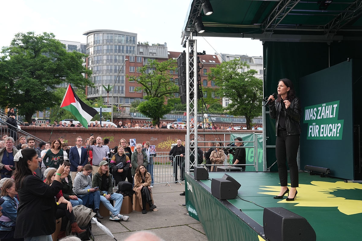 »Palästina ist überall«: Zumindest die Fahne am Fischmarkt in Hamburg bei Annalena Baerbocks Wahlkampfrede war nicht zu übersehen, 31. Mai