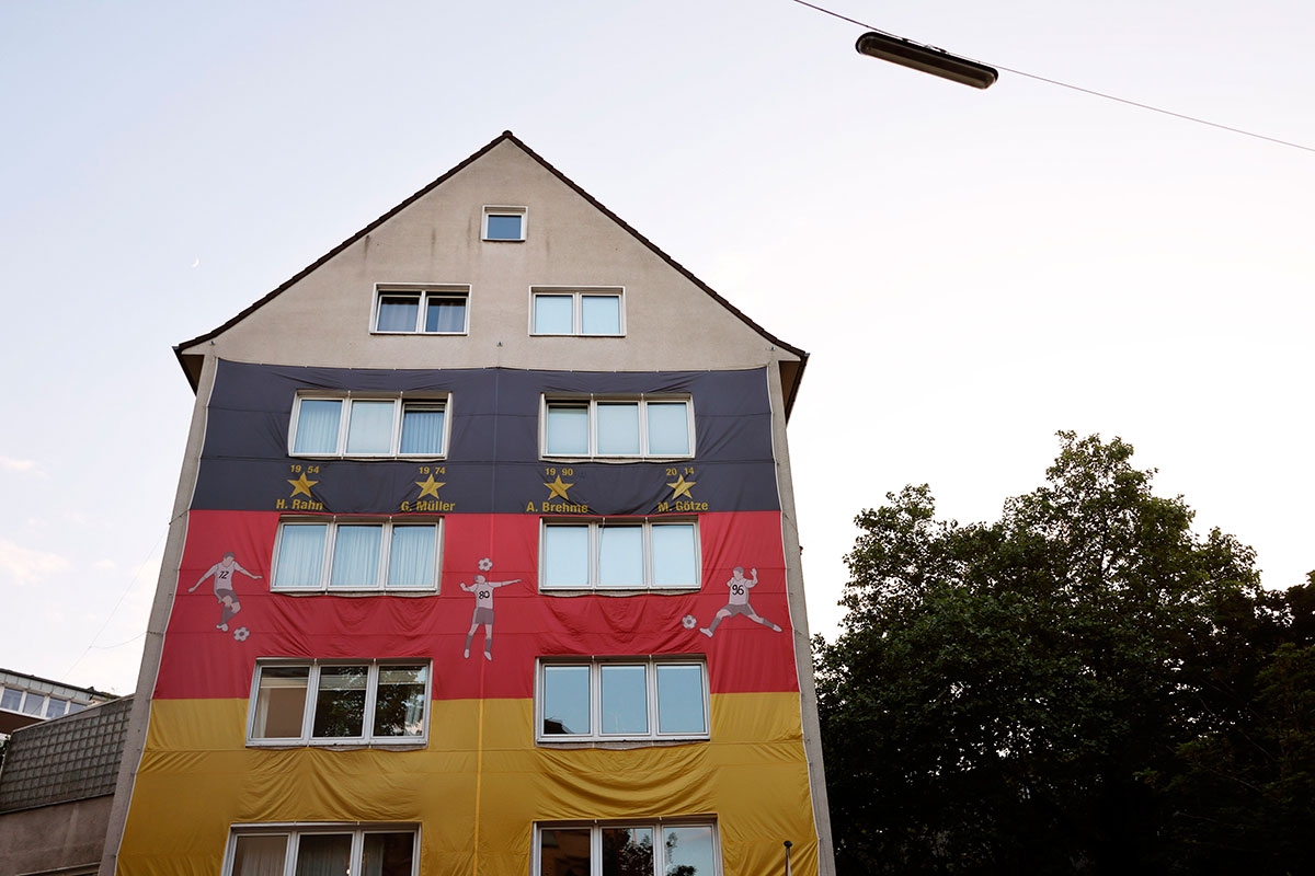 Haus in schwarz-rot-gelb