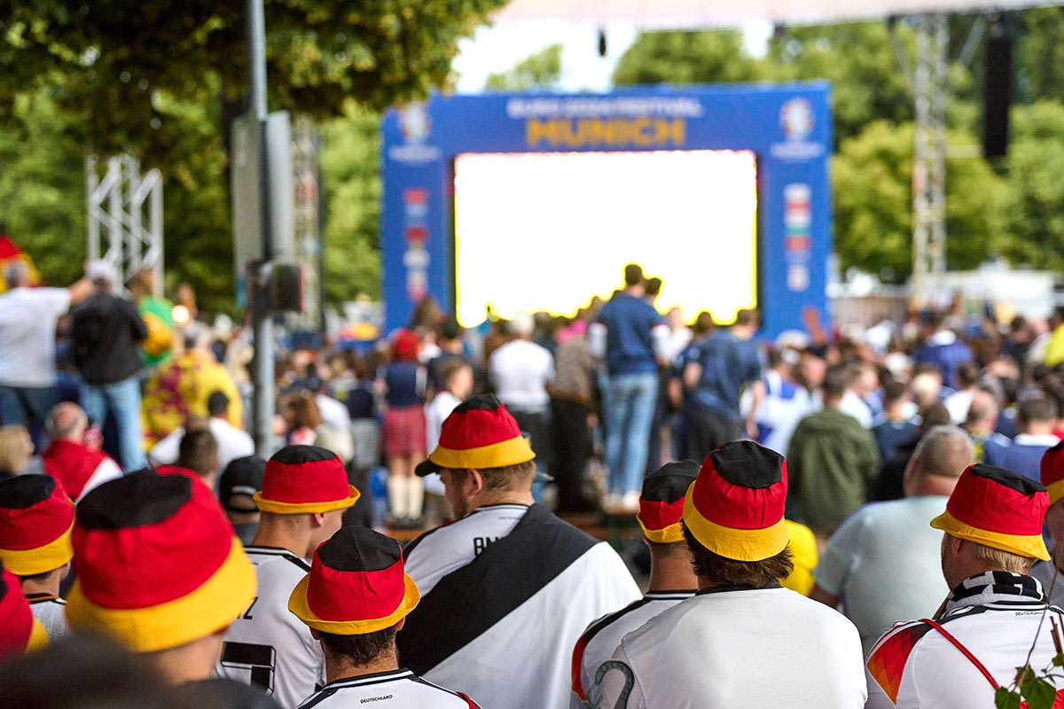 Ein Fall für Hutbürger. Die sogenannte Fan-Zone in München während des Eröffnungsspiels der Fußball-EM 2024 der Männer in München