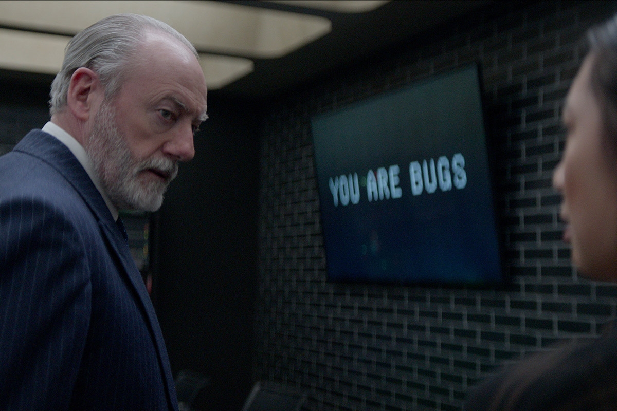 Unfreundliche Aliens. Wade (Liam Cunningham) und Jin (Jess Hong) sind besorgt