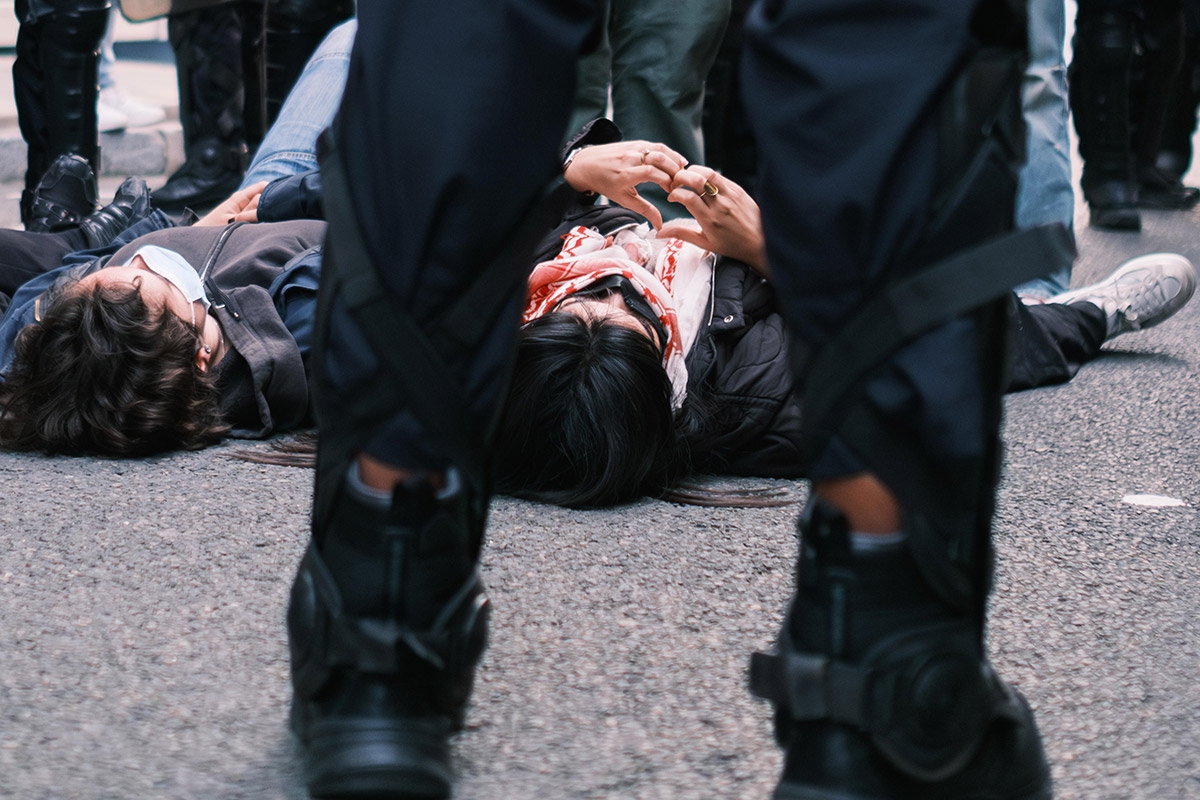 Die Sorbonne in der Gegenwart: In eine Kufiya gehüllte ­Studenten besetzen Teile der Universität, 7. Mai