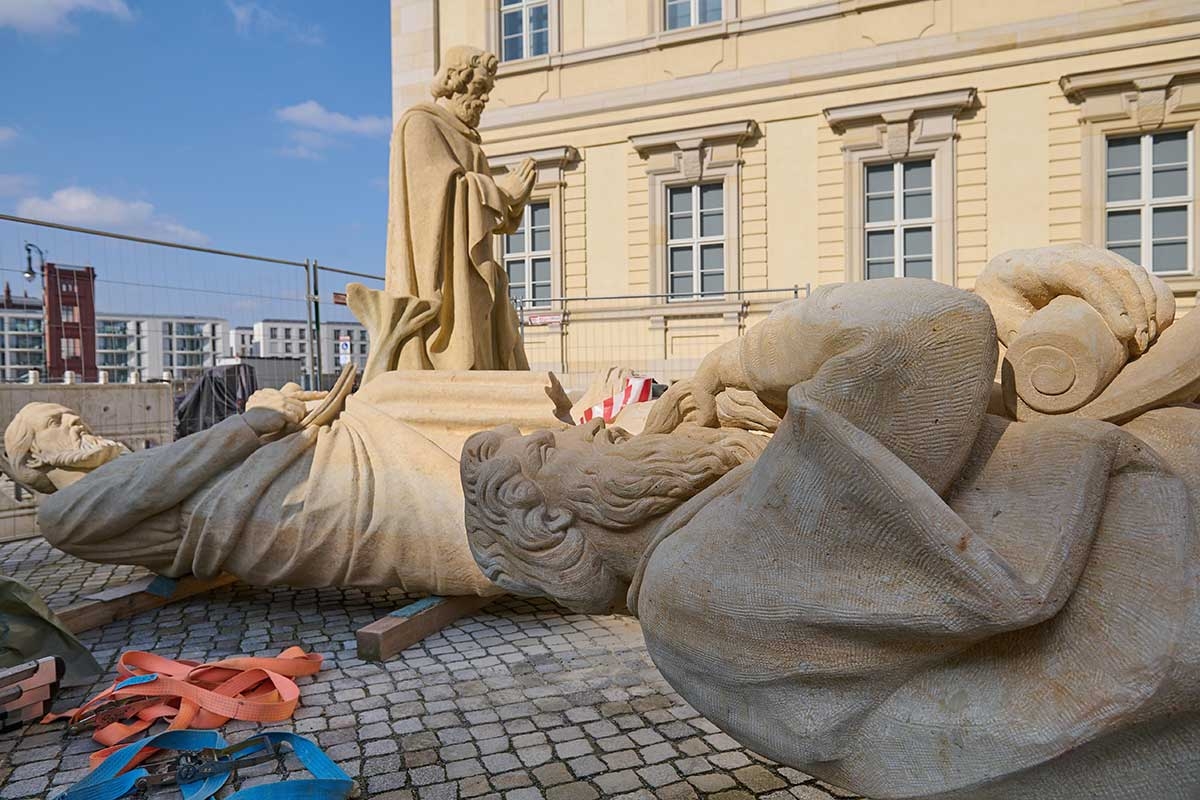 Propheten im Wartestand. Hier harren sie der Anbringung an der Kuppel des Humboldt-Forums in Berlin-Mitte, 7. März