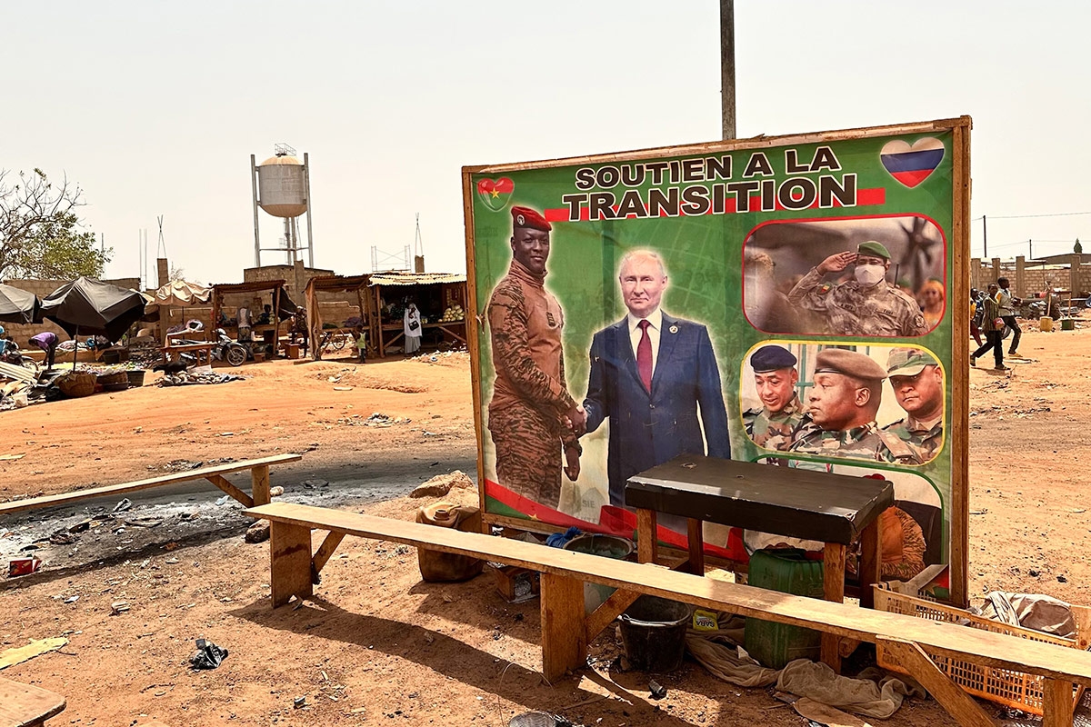 Freundschaft! Ein Poster in einem Vorort der Hauptstadt Ouagadougou zeigt den Übergangspräsidenten von Burkina Faso, Ibrahim Traoré, mit Wladimir Putin, 5. März