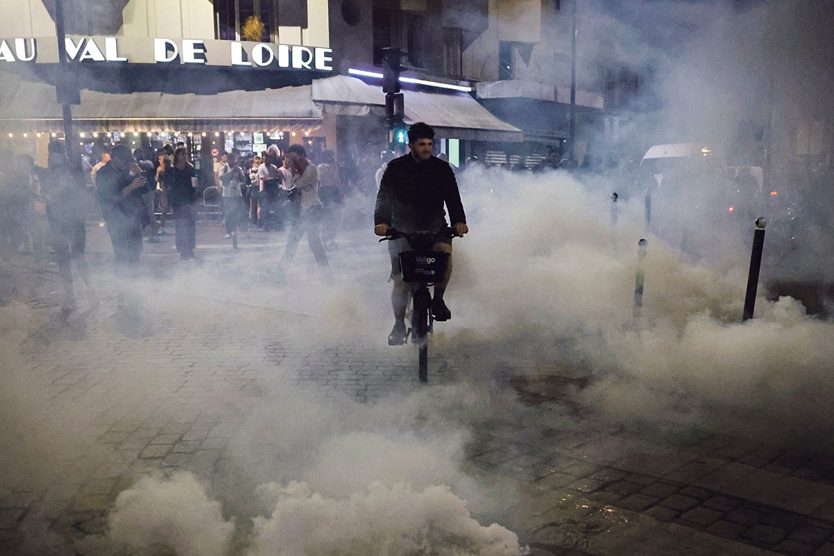 Antifaschistische Demonstranten in Paris nach dem Erfolg des RN bei der ersten Runde der Parlamentswahlen am 1. Juli