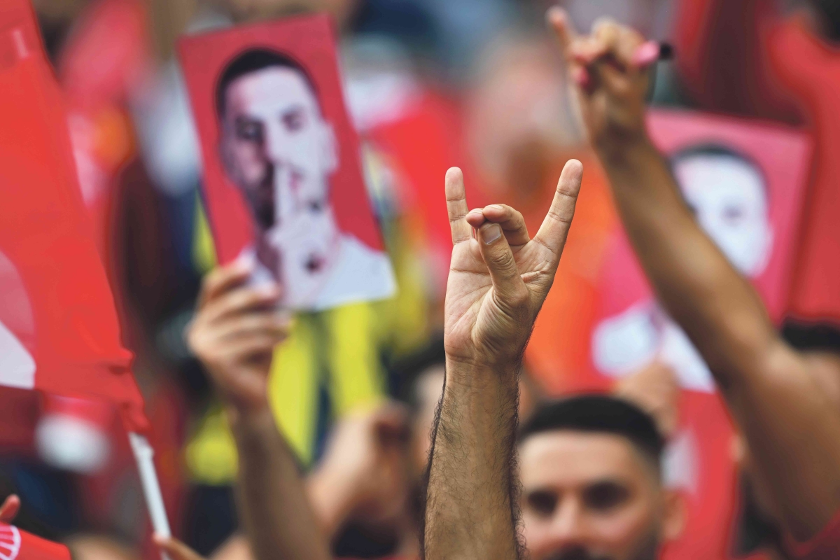 Alle wollen Opfer sein. Türkische Fußballfans zeigen am Samstag beim Spiel der Türkei gegen die Niederlande den Wolfsgruß in Solidarität mit Merih Demiral