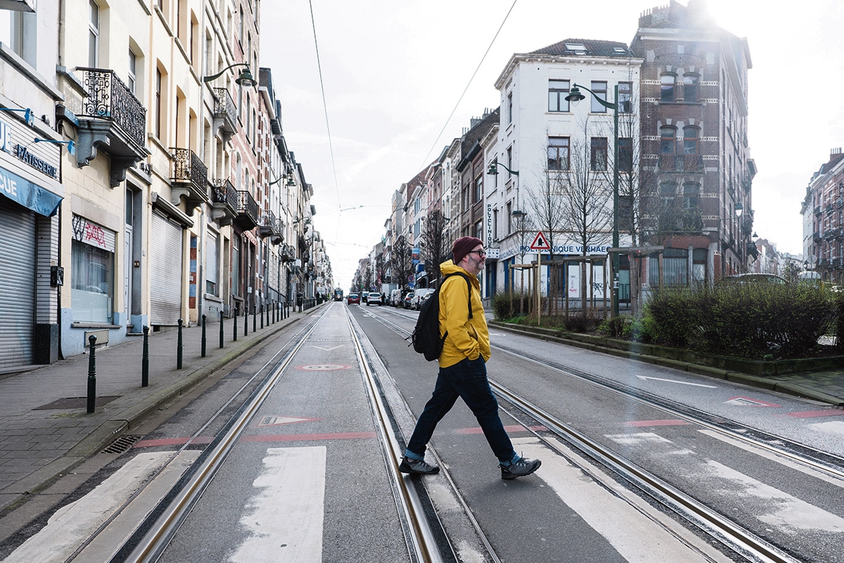 Mit Papierplan und Tracking-App auf Stadterkundung. Manuel Schmitz beim Spazieren durch Brüssel