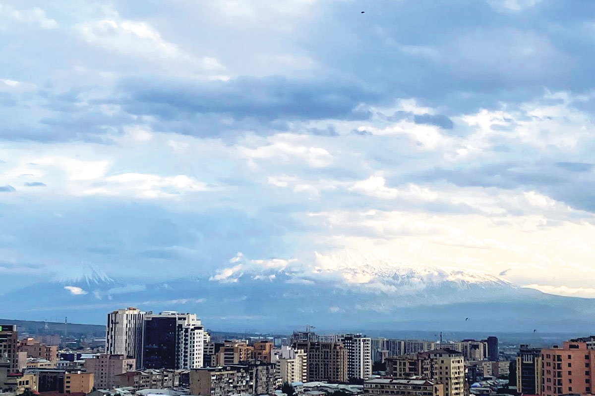 Eine Arche sucht man dort vergeblich, aber er bildet eine schöne Kulisse: der Berg Ararat von Eriwan aus gesehen