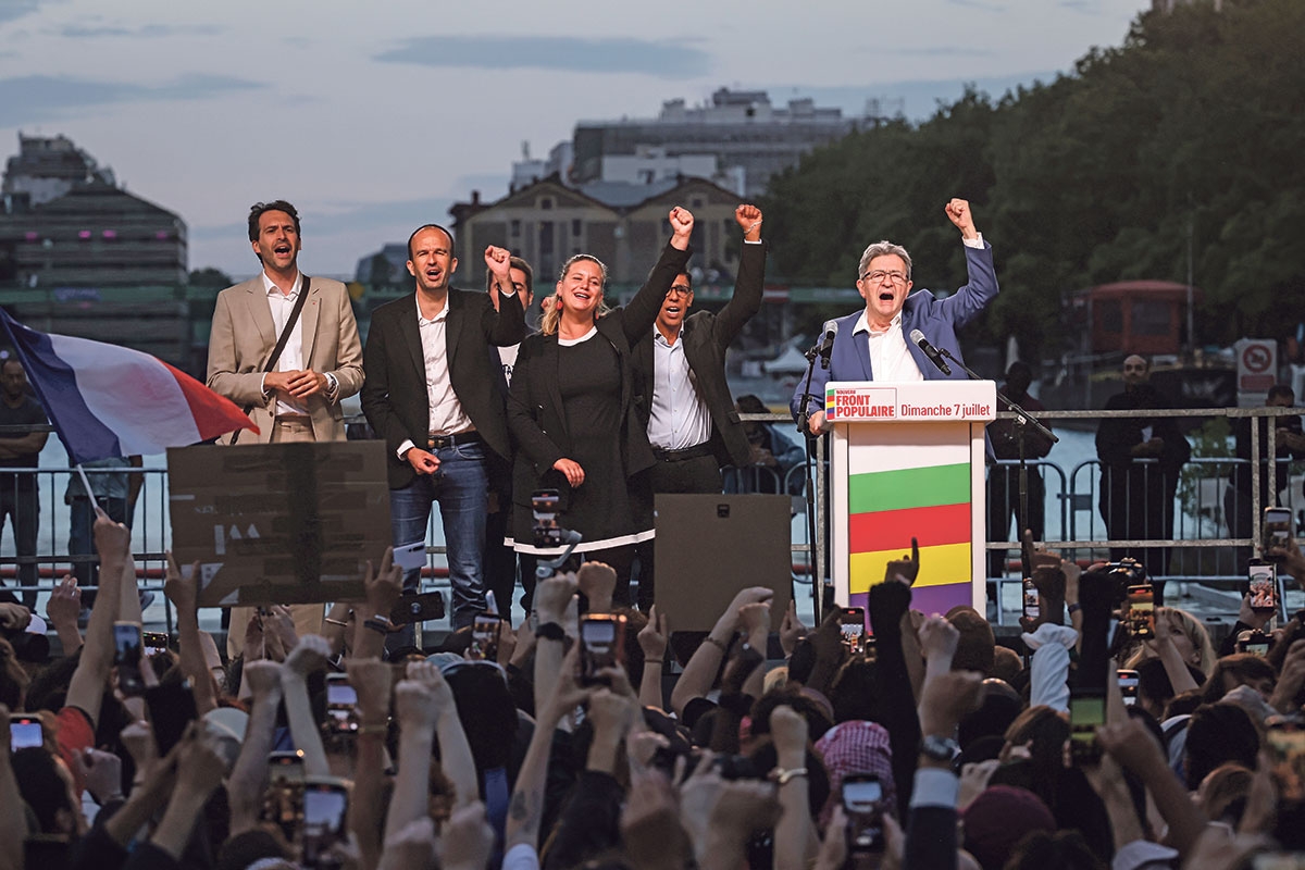 Umstritten auch im eigenen Bündnis. Jean-Luc Mélenchon (rechts) feiert mitBündnispartnern in Paris den Erfolg der NFP bei der Parlamentswahl, 7. Juli