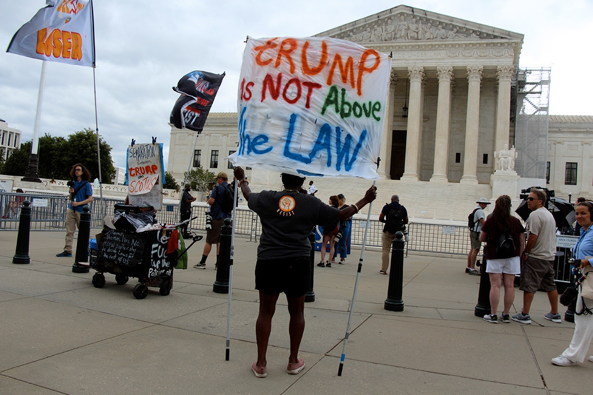 Teilweise im Irrtum. Anders als von Protestierenden am 1. Juli vor der Urteilsverkündung gefordert, gestand der Oberste Gerichtshof Donald Trump Immunität zu – in gewissen Grenzen