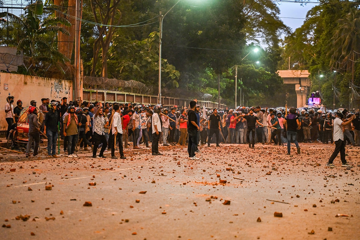 Streit auf dem Campus. Am 15. Juli wurden gegen die Quotenregelung protestierende Studierende der University of Dhaka von Anhängern der Regierung angegriffen