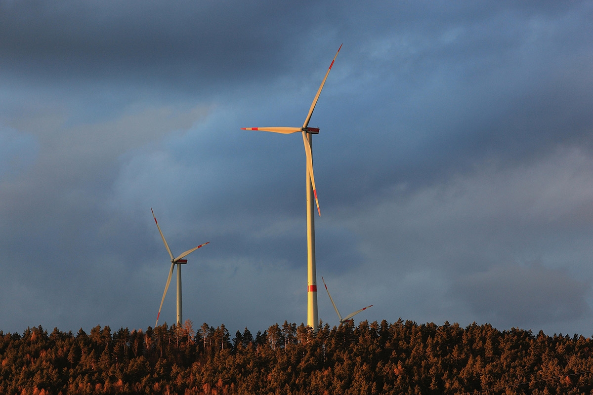 Umstrittenes Gebiet. Windkrafträder sorgen in Bayern immer wieder für Auseinandersetzungen zwischen Bürgern und Industrie