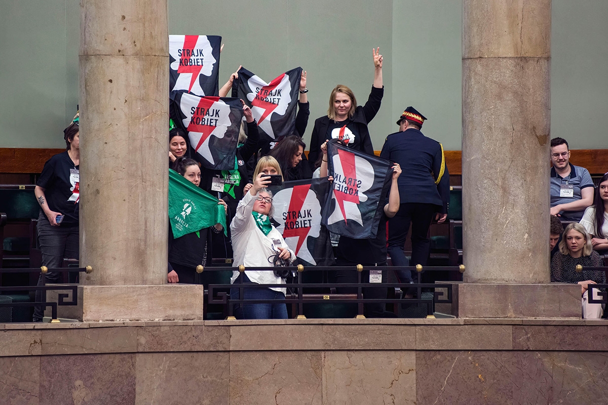 Streikende Frauen. Die Bewegung Strajk Kobiet demonstriert im Sejm gegen das restriktive Abtreibungsgesetz