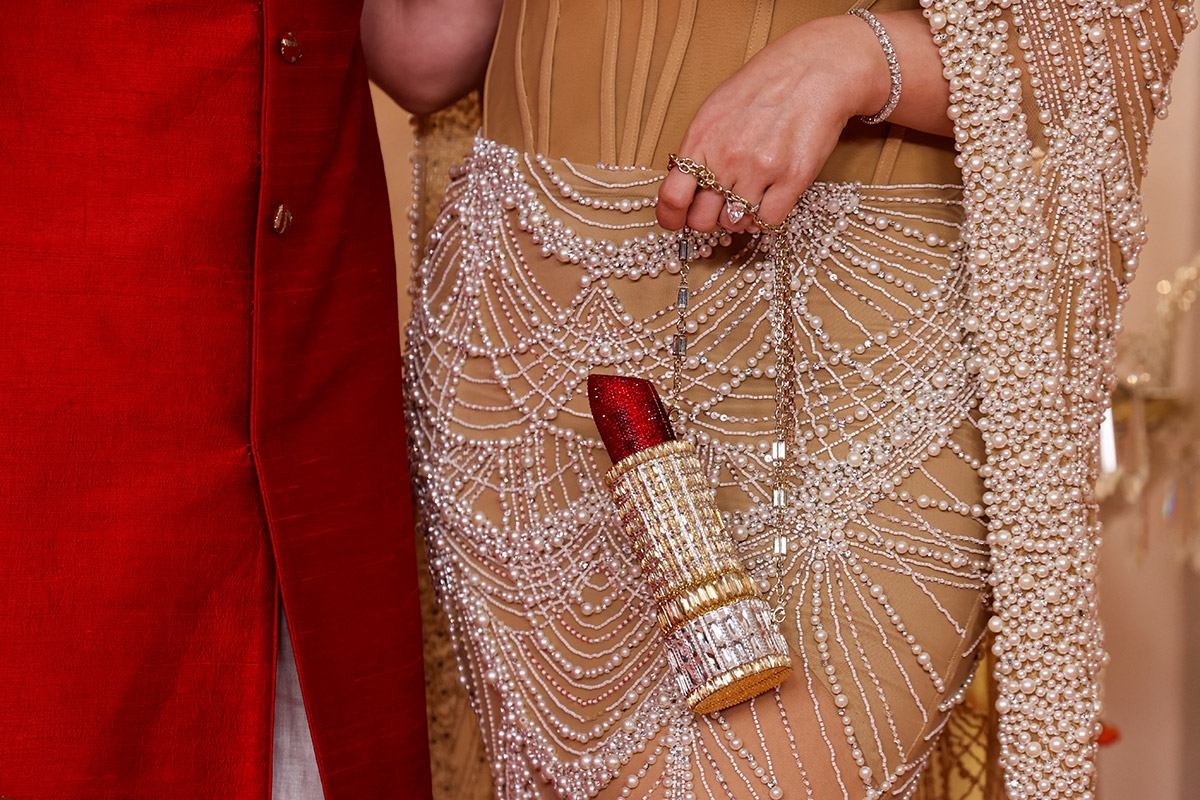 Gehörte für viele zu den besten Outfits der Hochzeit: Mona Kattan, Geschäftsführerin der Kosmetikfirma Huda Beauty, in einem Federkleid von Falguni Shane Peacock India mit Tasche von Judith Leiber, 12. Juni