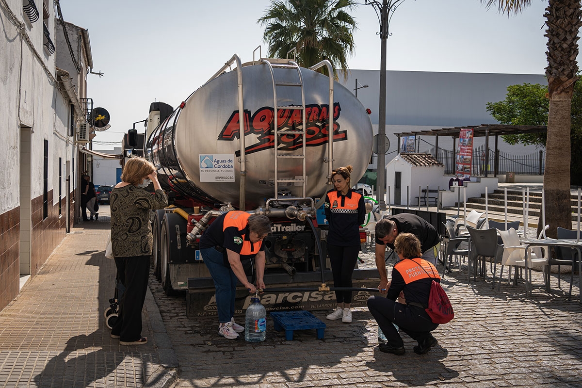 Trinkversorgung nur noch per Tanklaster. Auch in südeuropäischen Ländern wie Spanien gibt es immer größere Probleme durch das knapper werdende Wasser