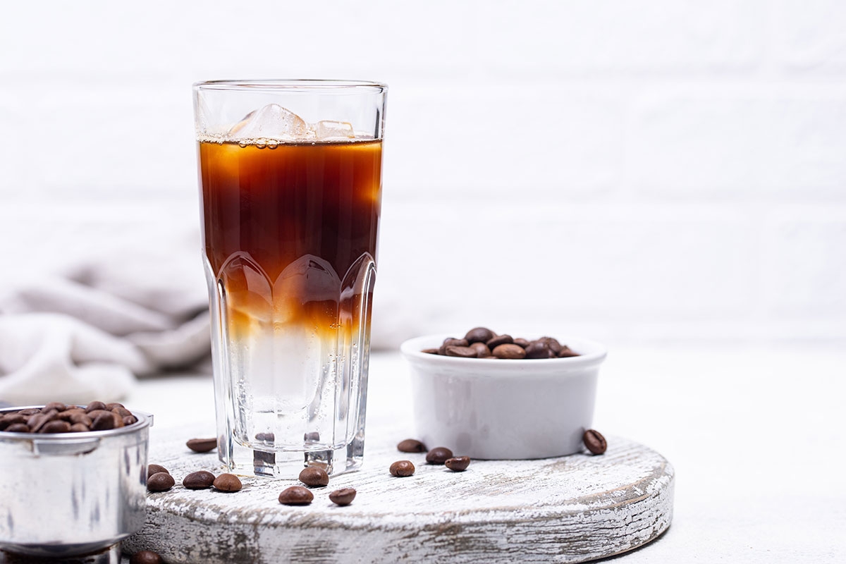 Lässt sich auch ohne drumherum liegende Kaffeebohnen trinken: Espresso Tonic