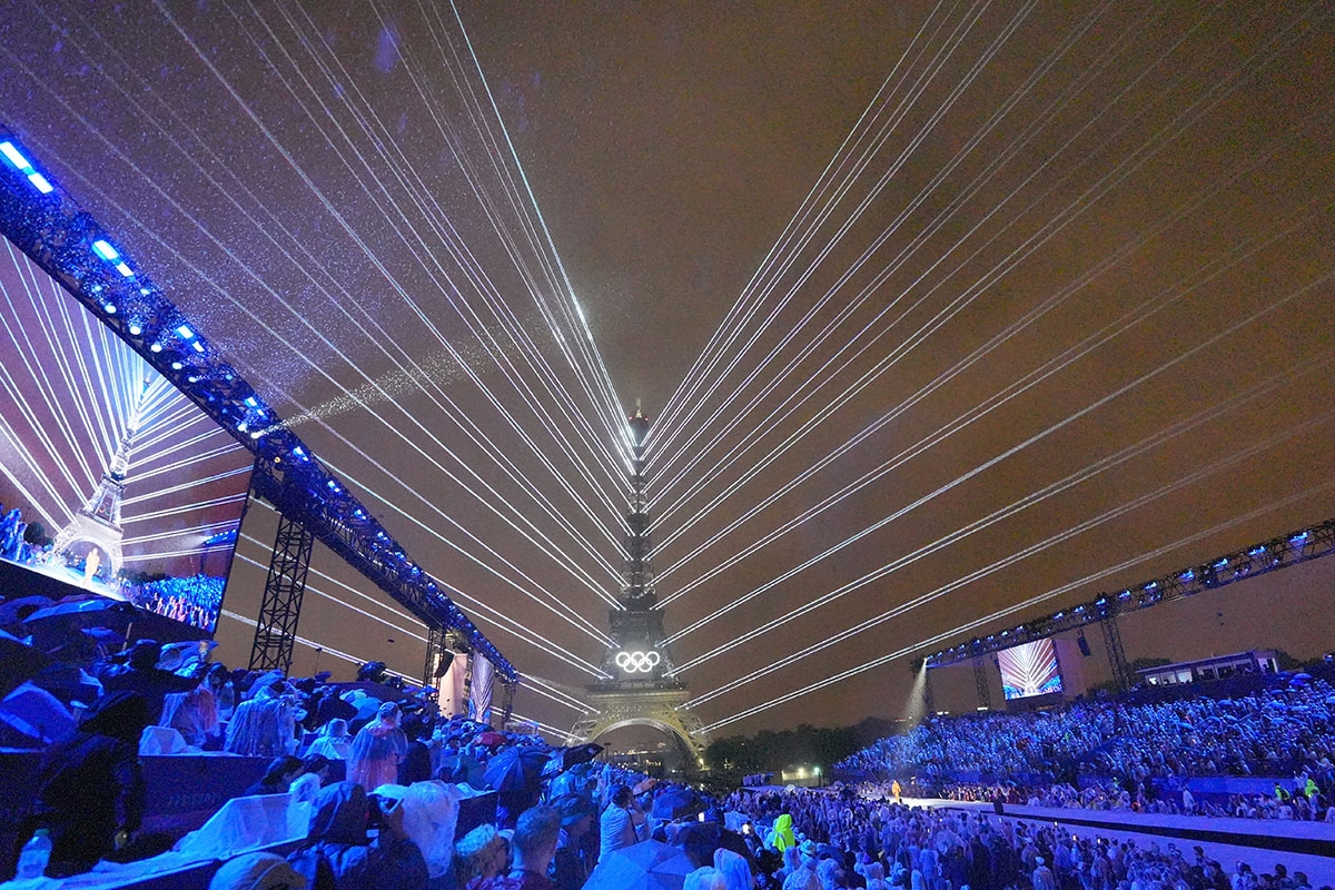 Total verstrahlt: Eröffnungsfeier der Olympischen Sommerspiele, Blick auf den Eiffelturm im Trocadero-Stadion