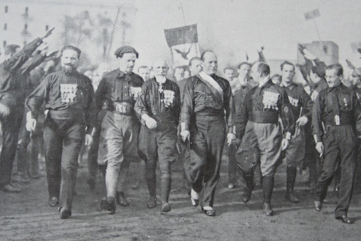 Faschisierung der Linken? Mussolini (4.v.l.) mit Führern faschistischer Milizen, 1922