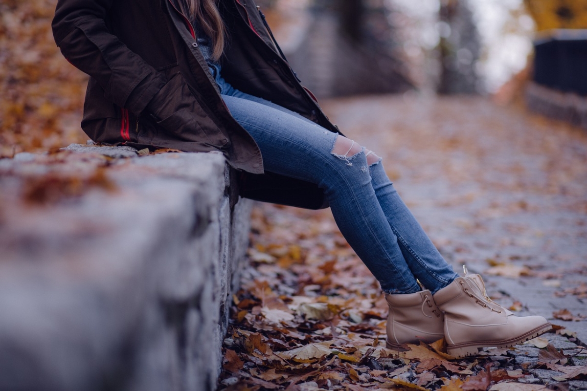 Jacken und Boots, fallende Blätter und Temperaturen. Typisch Herbst