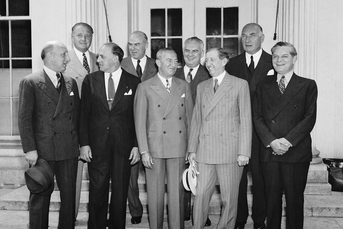 Einige Studiochefs nach einer Konferenz 1938, darunter Albert Warner (Warner Bros., hintere Reihe rechts) und Harry Cohn (Columbia Pictures,  vordere Reihe, 2. v. l.)