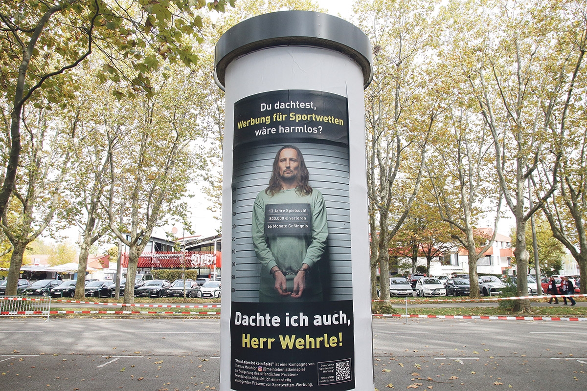 Was mit einem Gewinn beginnt, kann mit Schulden enden. Eine Plakataktion von Thomas Melchior weist auf die Gefahren von Sportwetten hin