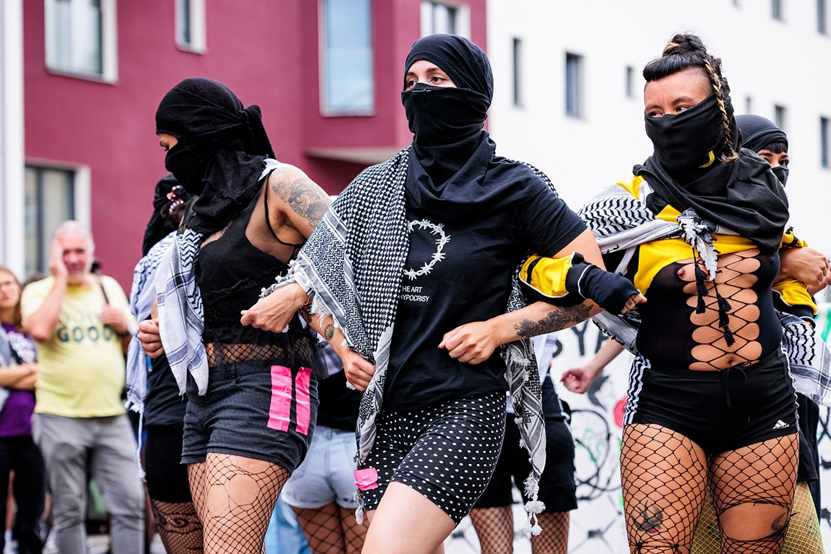 Die Kufiya sitzt. Eine Performance auf der Demonstration »Queers for Palestine« der Organisation Internationalist Queer Pride am 27. Juli in Berlin