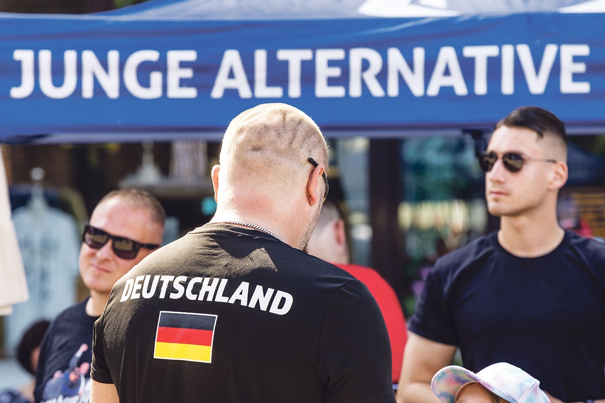 Bin ich hier richtig bei denen mit den Nazi-Parolen? Ein JA-Stand bei einer AfD-Wahlkampfveranstaltung in Cottbus, 3. August