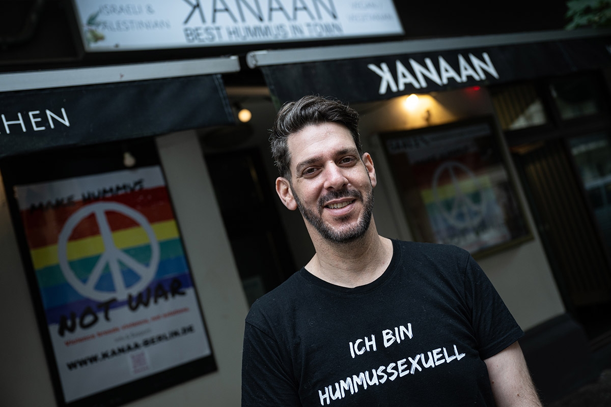 Inhaber Oz Ben David Ende Juli vor dem Restaurant »Kanaan« in Berlin. Er trägt ein T-Shirt mit der Aufschrift "Ich bin hummussexuell".