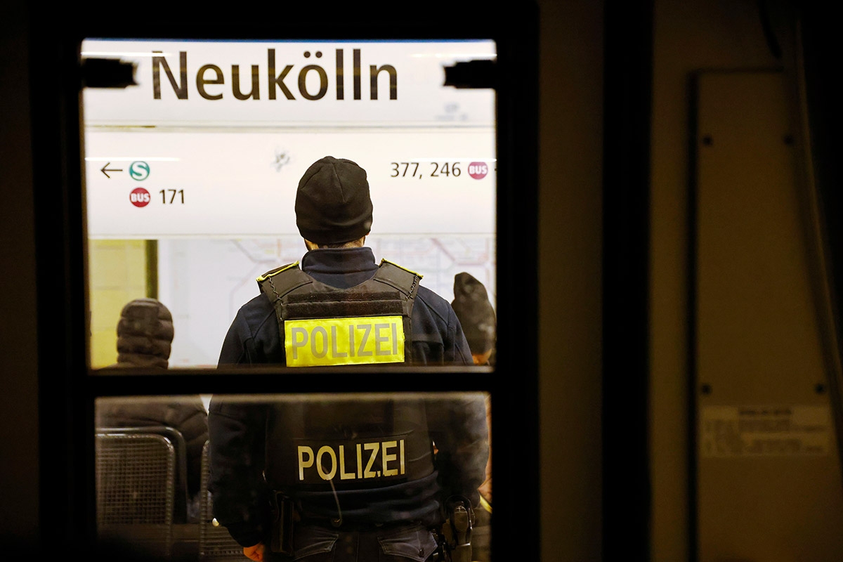 Im Endeffekt kontrolliert die Staatsmacht. Ein Polizist Anfang 2023 im U-Bahnhof Hermannplatz in Berlin