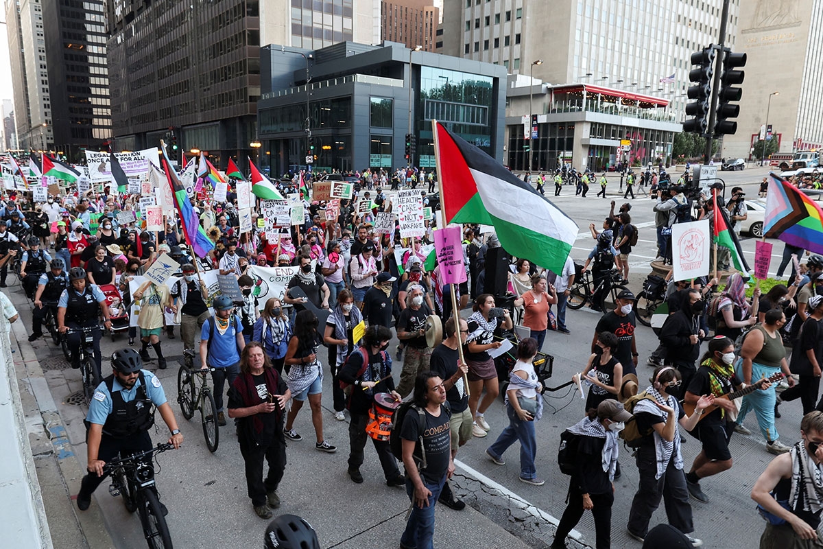 Weniger als von antizionistischen Gruppen angekündigt: Einige Tausend Menschen nehmen an Protesten anlässlich des Parteitags der Demokraten in Chicago teil, 18. August