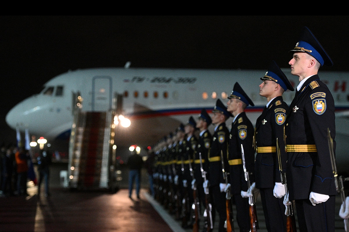 Prächtige Begrüßung. Ehrengardisten empfangen die russischen Staatsangehörigen am internationalen Flughafen Wnukowo in Moskau, 1. August