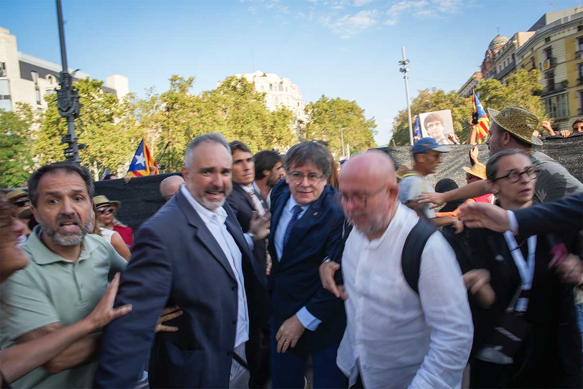 Hat noch immer viele Freunde und Helfer: Carles Puigdemont vor seiner Rede am 8. August in Barcelona