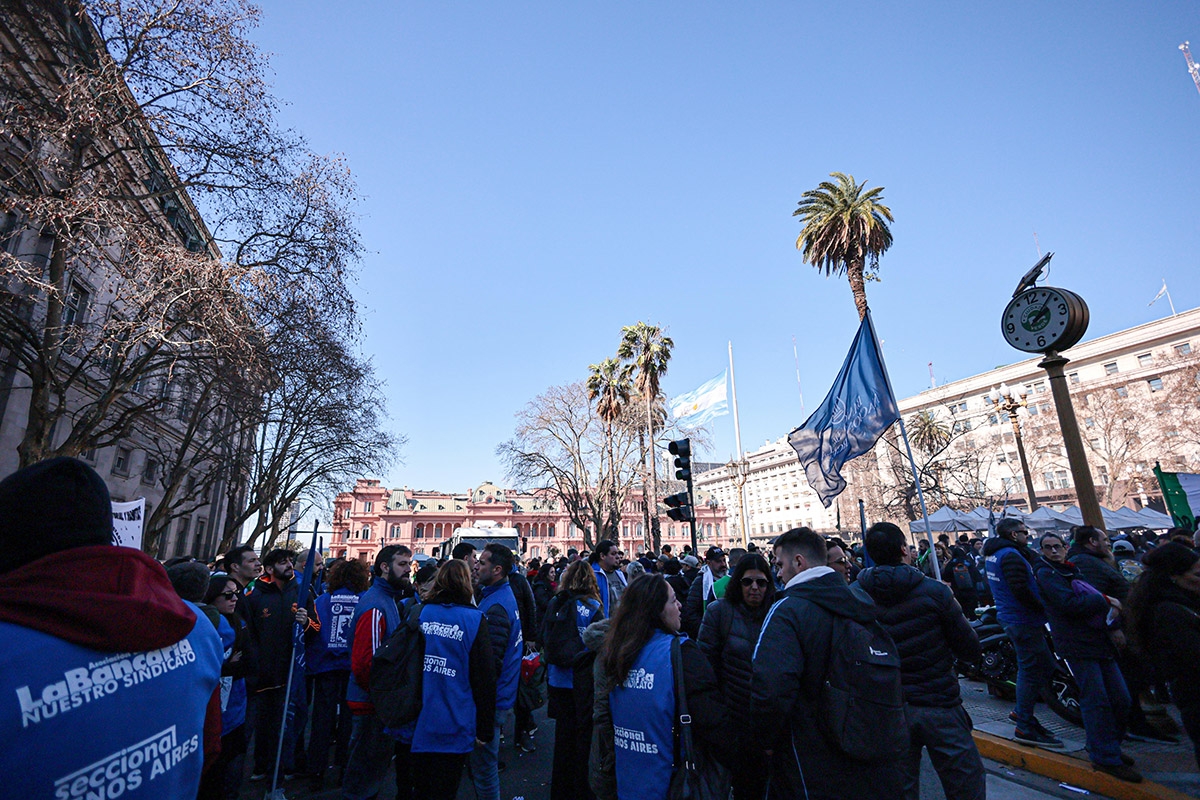 Für Lebensmittel, Wohnungen und Arbeitsplätze: Demonstranten an der Plaza de Mayo in Buenos Aires, 7. August