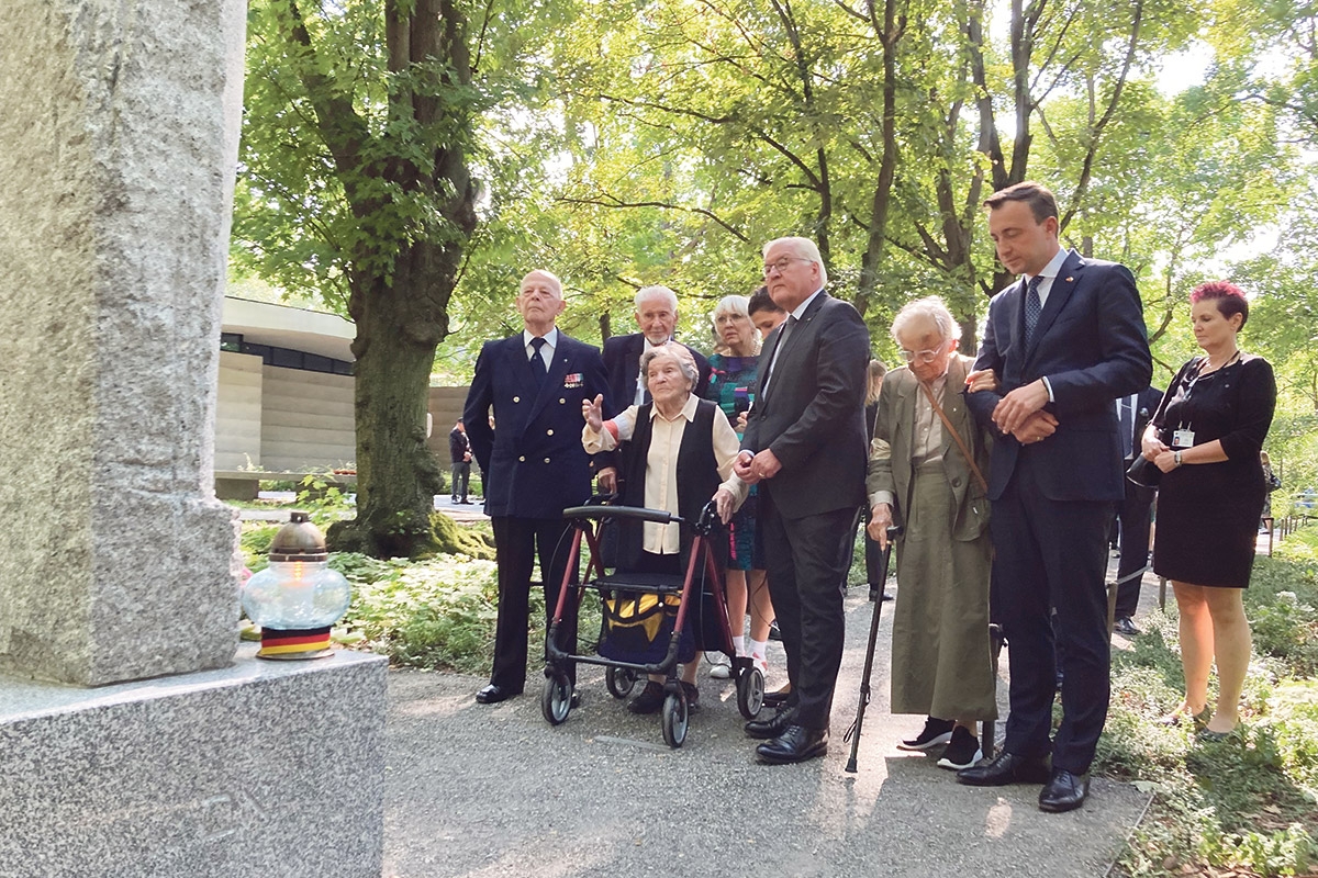 Kämpfte einst mit der Armia Krajowa gegen die deutschen Besatzer: Wanda Traczyk-Stawska (3. v. l.) vor einem Gedenkstein für die Toten des Warschauer Aufstands, 31. Juli