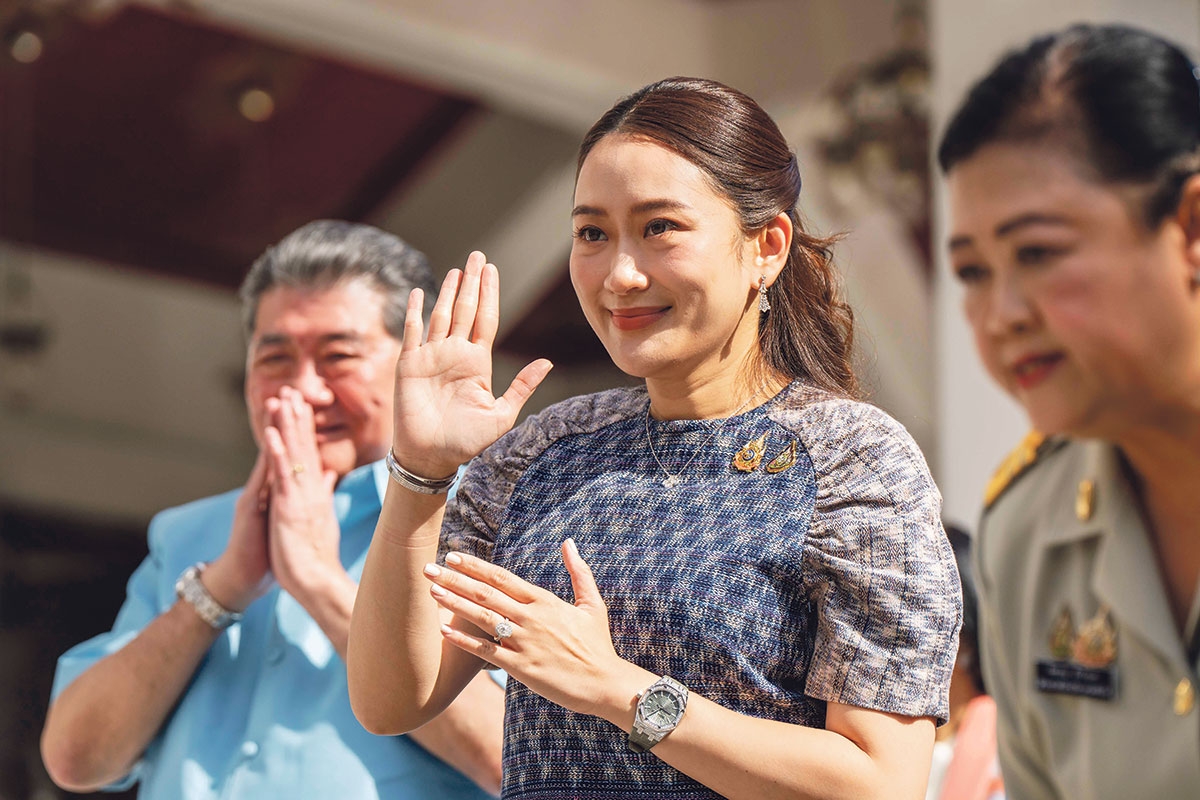 Die jüngste Ministerpräsidentin des Königreichs. Paetongtarn Shinawatra bei einem Besuch des Schreins Lak Müang in Bangkok wenige Tage nach Amtsantritt, 22. August