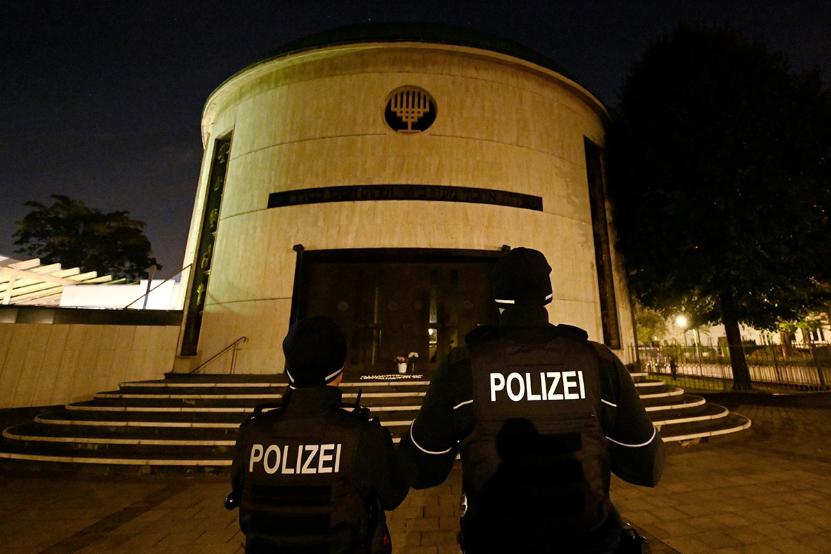 Polizeischutz vor einer Synagoge in Düsseldorf eine Woche nach dem 7. Oktober 2023