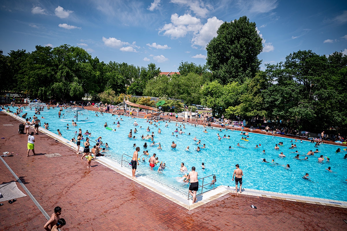 Viele Menschen verbringen den sommerlich warmen Tag im Sommerbad Kreuzberg - Prinzenbad. 