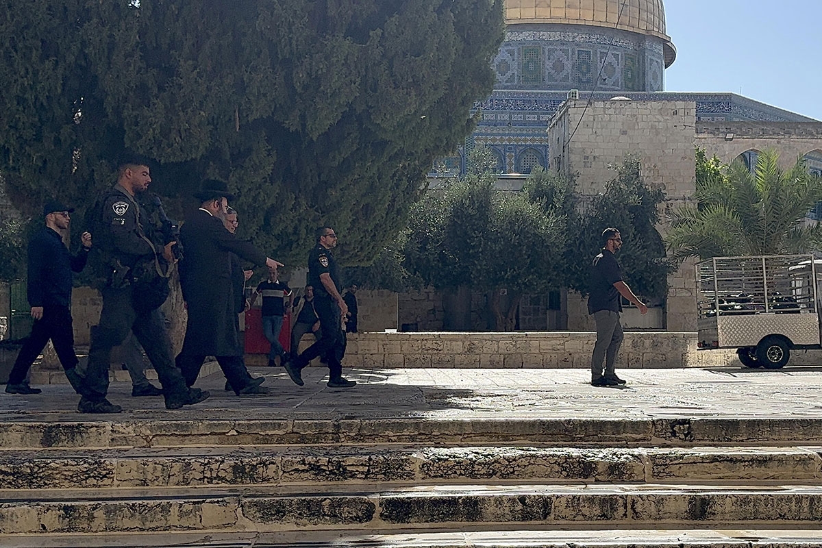 Israels Minister für »nationale Sicherheit«, Itamar Ben-Gvir (halb verdeckt), besucht den Tempelberg