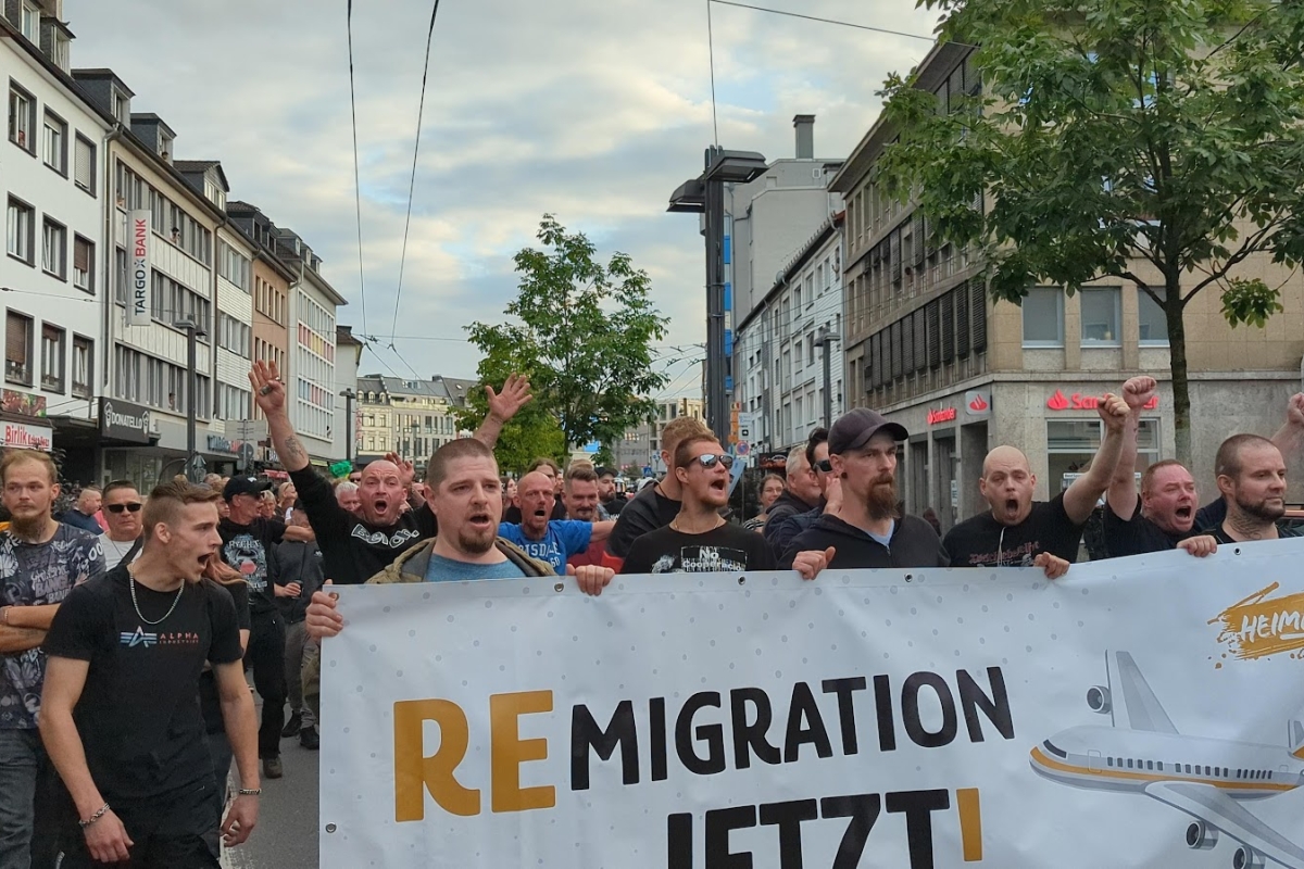 Etwa 250 Menschen Neonazis und Hooligans demonstrierten auf dem Solinger Neumarkt, wenige Hundert Meter vom Tatort entfernt. 26. August