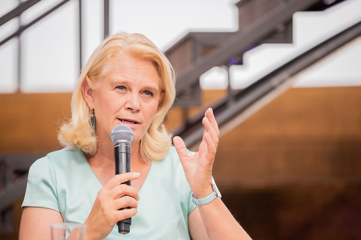 Brandenburger Landtagsabgeordnete Saskia Ludwig (CDU) spricht in ein Mikrofon