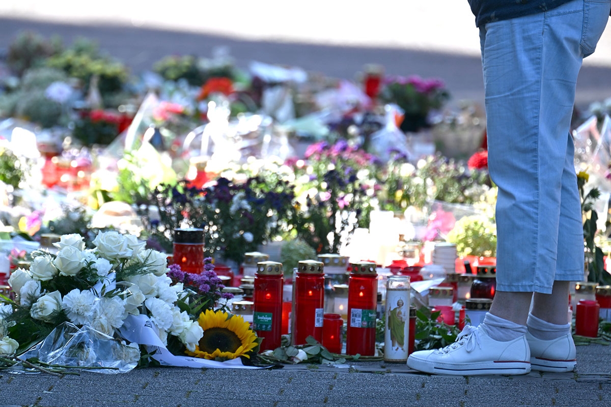 Trauer in Solingen in Kerzen und Blumen