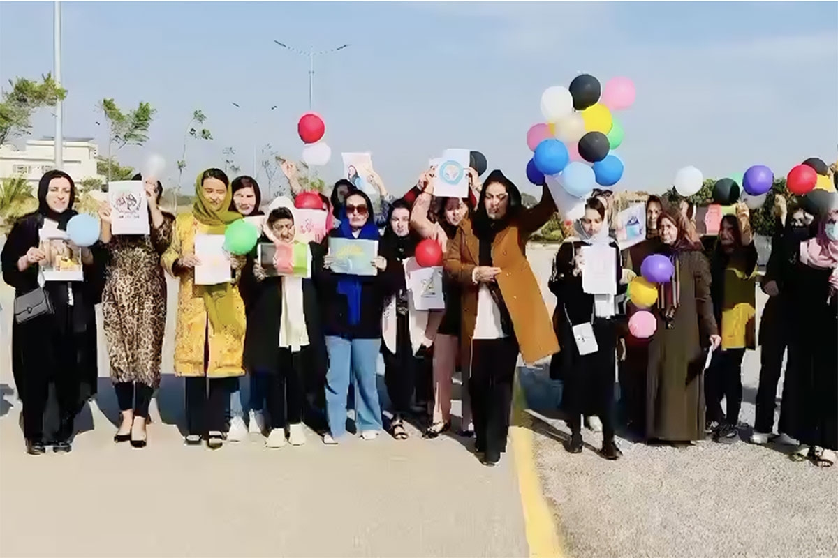 Gegen das Schul- und Studierverbot für Mädchen und Frauen. Zarifa Yaqoubi (3. v. l.) und ihre Mitstreiterinnen protestieren in Kabul im Oktober 2022