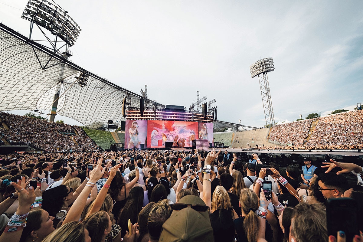 Broadway mit Widescreen. Die Bühne bei Taylor Swifts »Eras«-Tour in München, 27. Juli