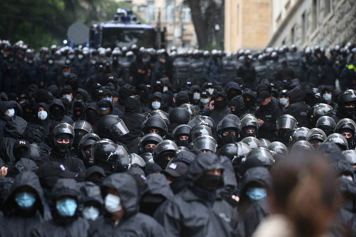 Parlament hinter Polizeikette. Im Frühjahr demonstrierten in Tiflis über Wochen Tausende gegen das Gesetz »gegen ausländischen Einfluss«, hier am 14. Mai