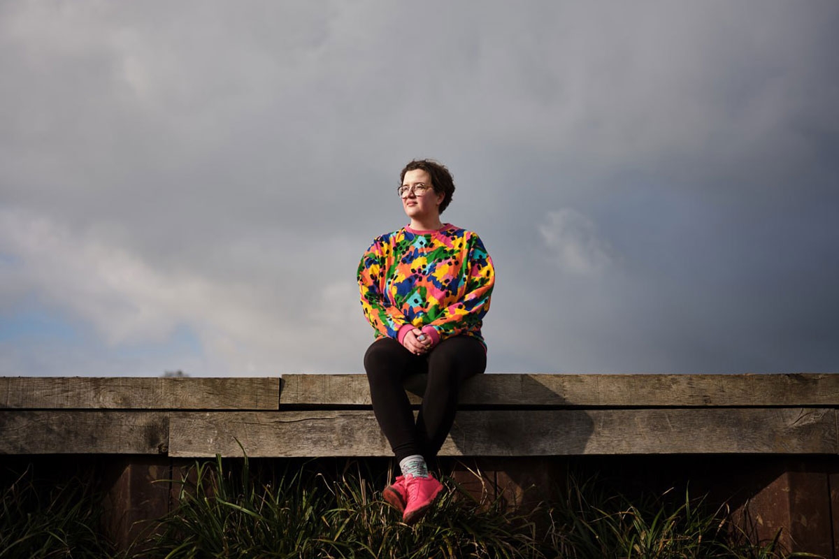 Katharina Volckmer sitzt vor grauen Wolken