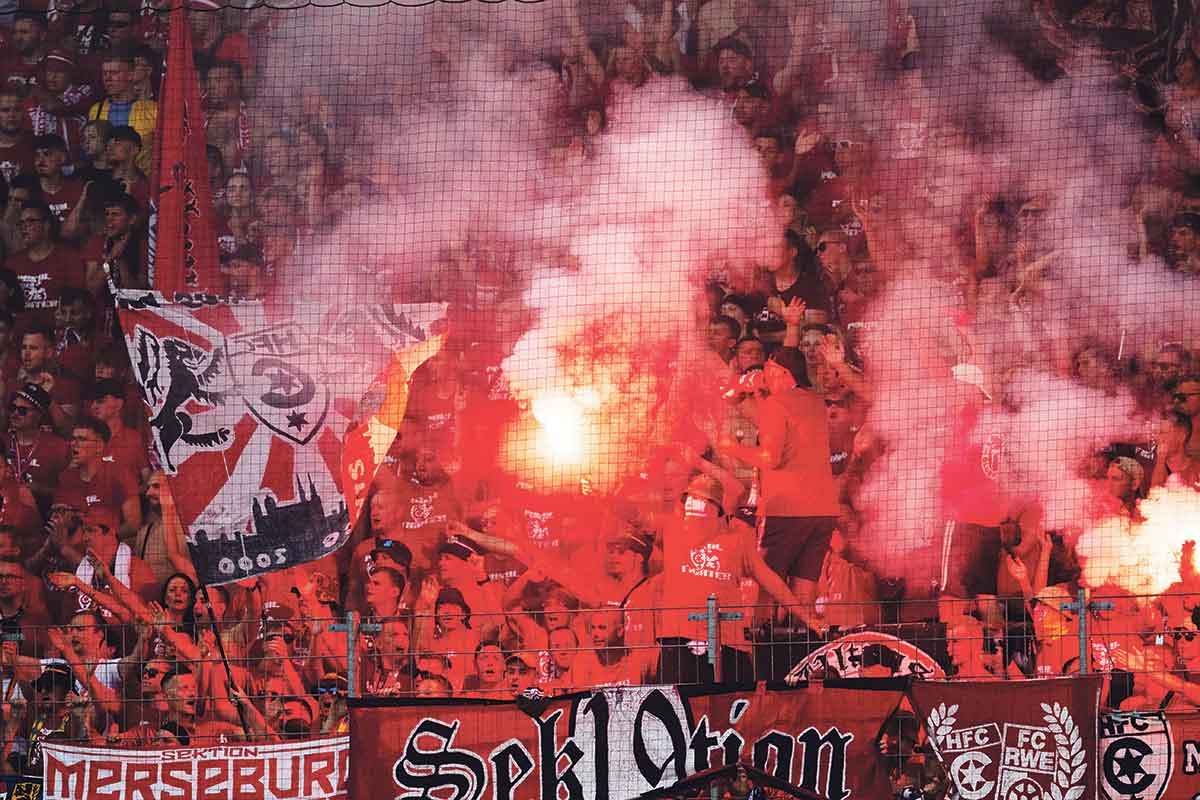 Fans beim DFB-Pokalspiel ­zwischen dem Halleschen FC und dem FC St. Pauli 