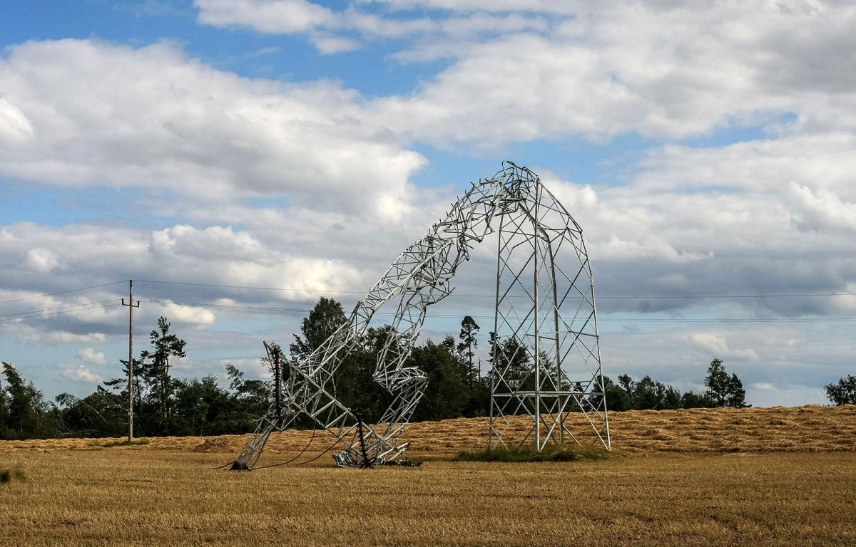 Klimaforscher beobachten eine Häufung von extremen Wetterlagen in ganz Europa. Diesen Strommast in der Nähe des Dorfes Sylczno in Polen hat es bei einem Sturm am 11. August erwischt