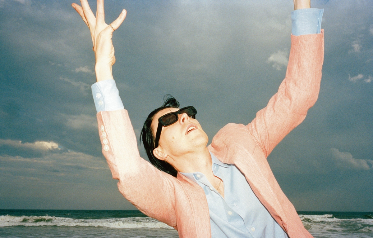 Glamrock am Meer. Alex Cameron sieht auf den zweiten Blick dem Sparks-Sänger Russell Mael erstaunlich ähnlich