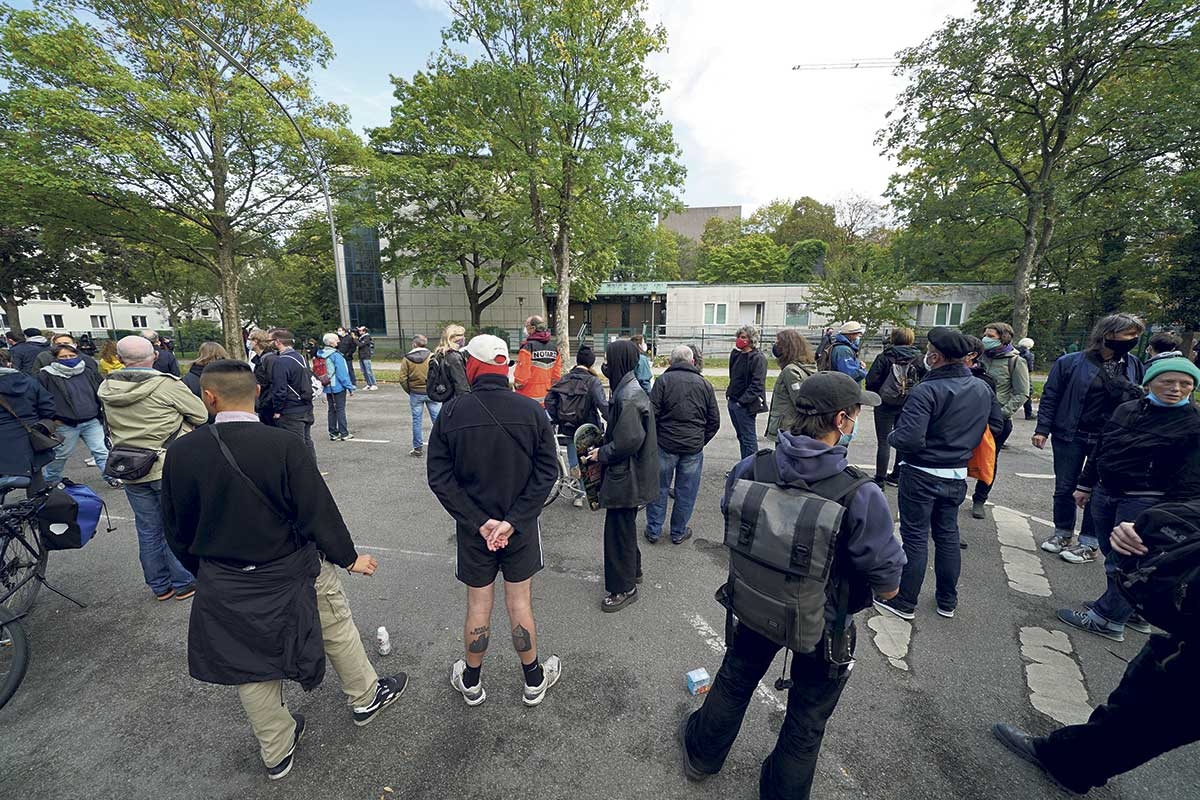 Mahnwache vor der Synagoge Hohe Weide. Am Montag vergangener Woche demonstrierten in Hamburg mehr als 100 Menschen ihre Solidarität